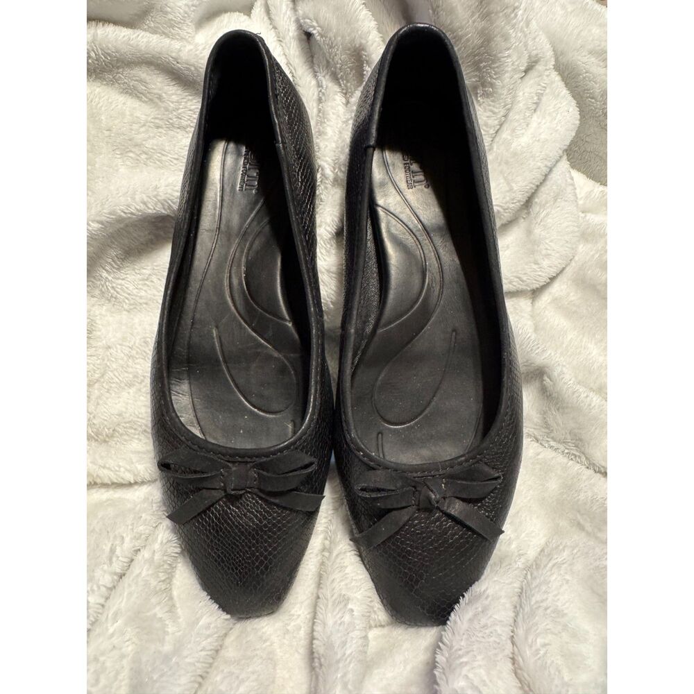Born Black Textured Leather Ballet Flats with Bow – Women's